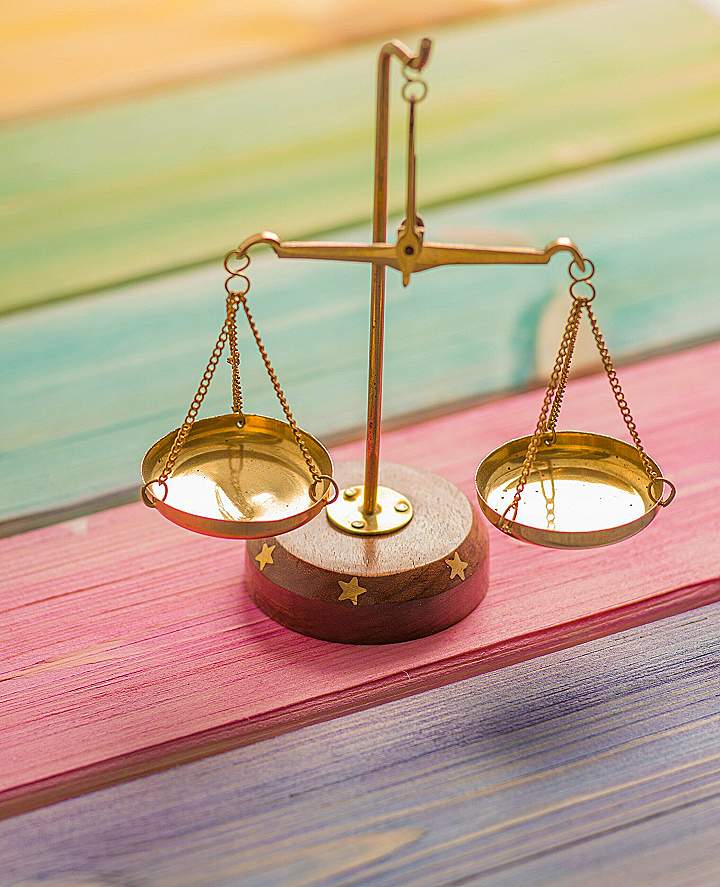 gold and silver round frame magnifying glass