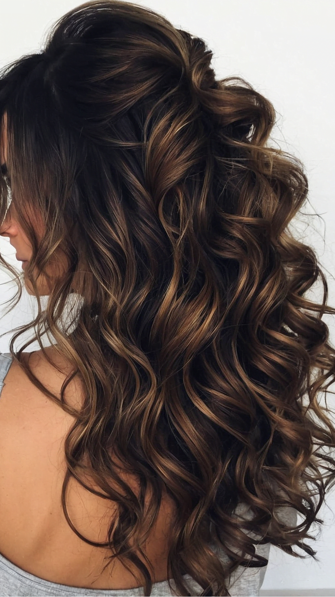 Sultry Swirls: Sensational Wavy Hair Inspirations